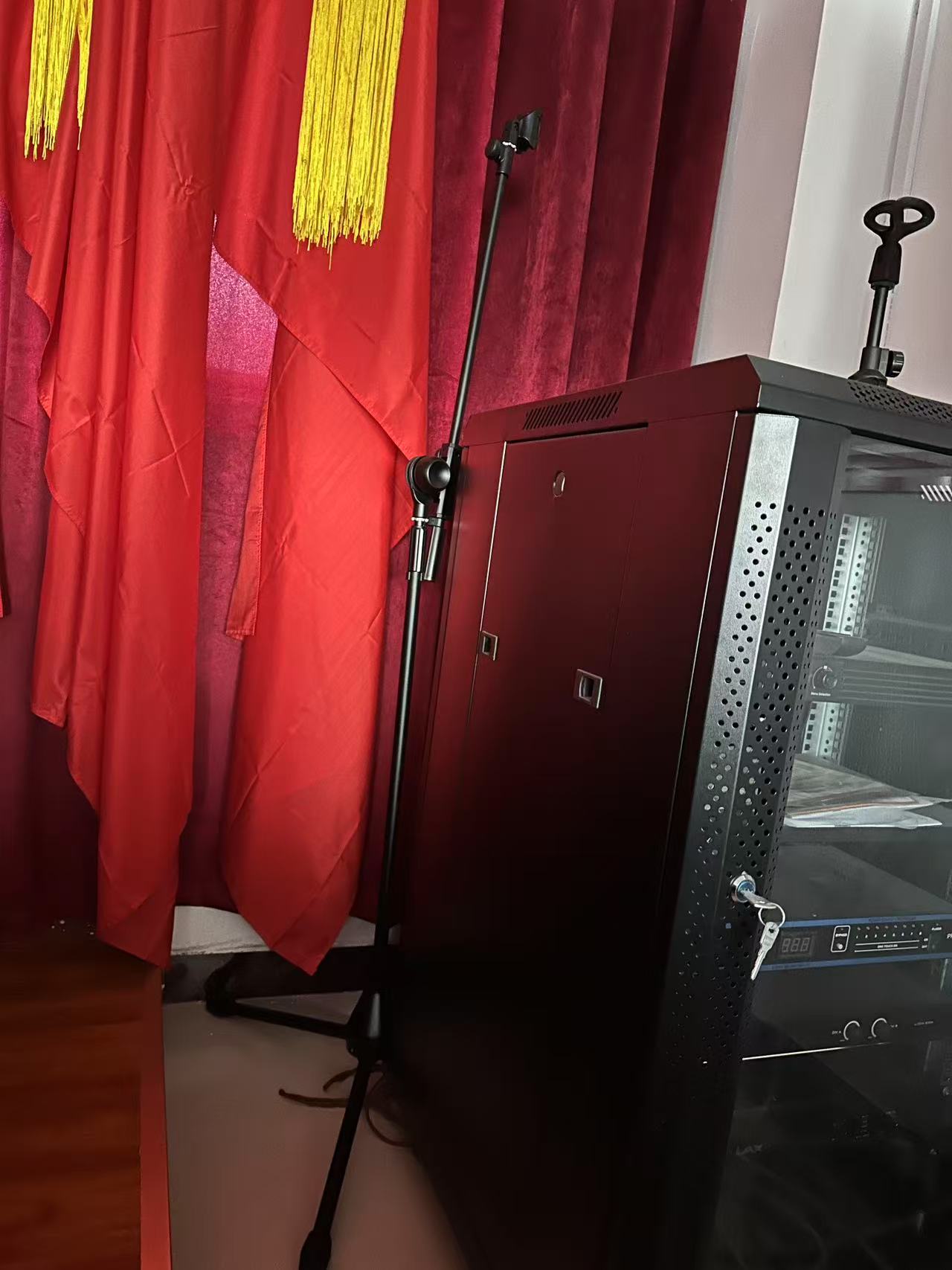 设备支架.jpg